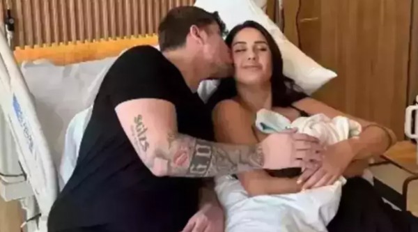 Survivor Sahra'dan mutlu aile pozu